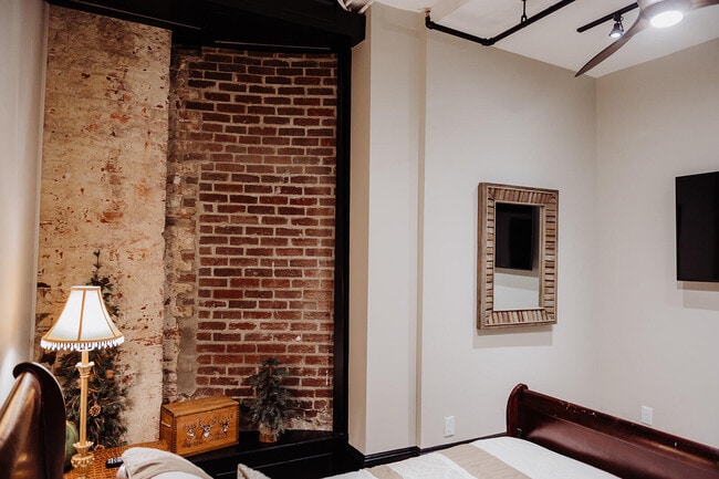 Building Photo - 275 S Limestone