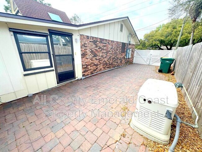 Building Photo - 504 Kelly St