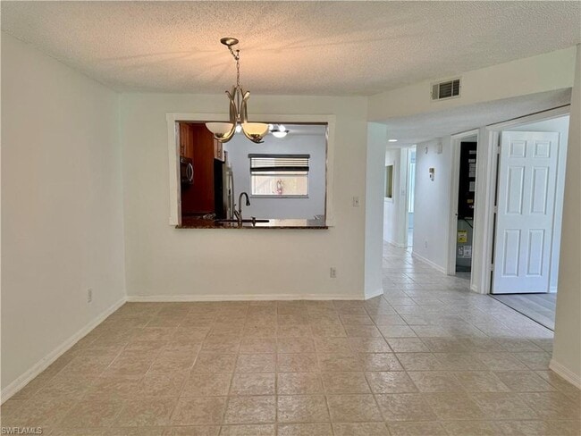 Building Photo - 661 Squire Cir