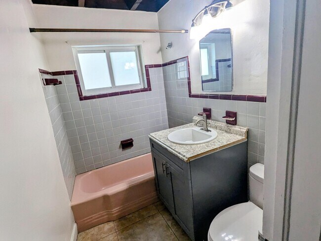 Building Photo - 321 SE 15th Ave