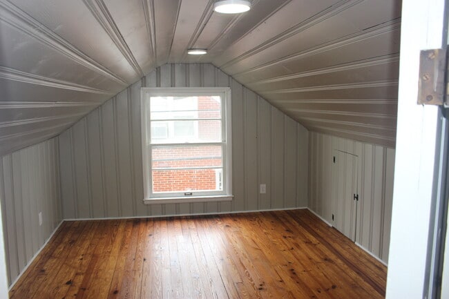 Building Photo - 246 Hill N Dale Rd