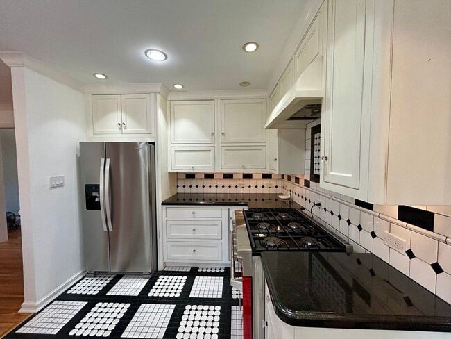 Building Photo - Absolutely gorgeous, remodeled home in beautiful location in Midtown Tulsa