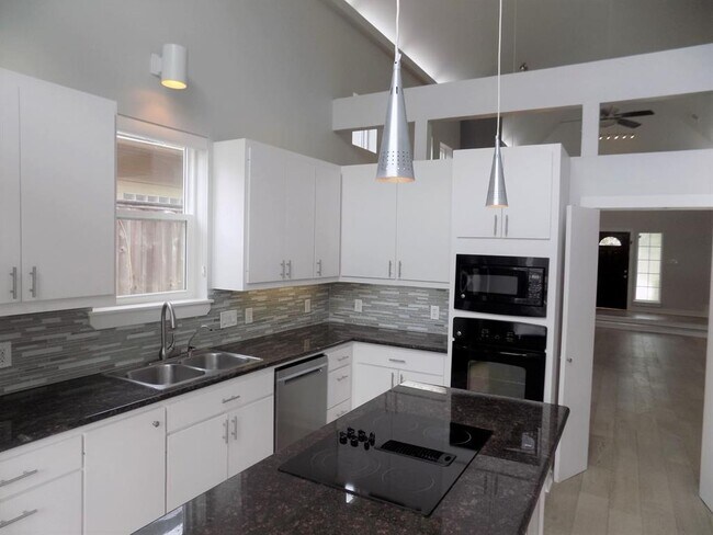 Building Photo - 4254 Bissonnet St