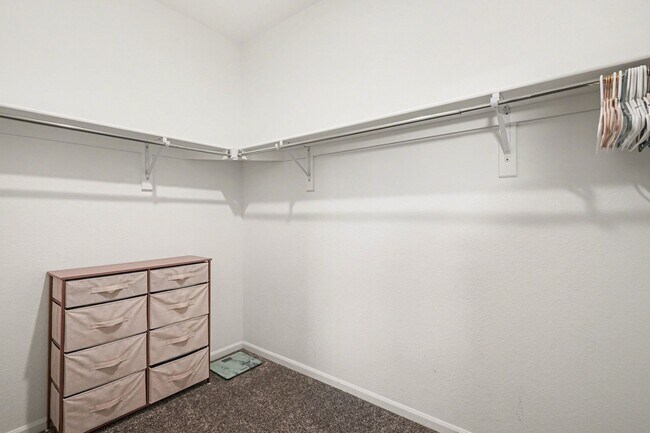 Building Photo - Available April 2026! 2 bed 2.5 bath townhouse!