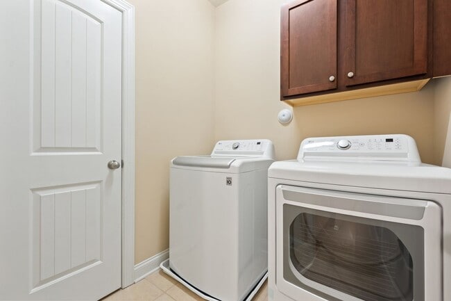 Building Photo - Beautiful Spacious Three Bedroom Townhouse in Carrboro!