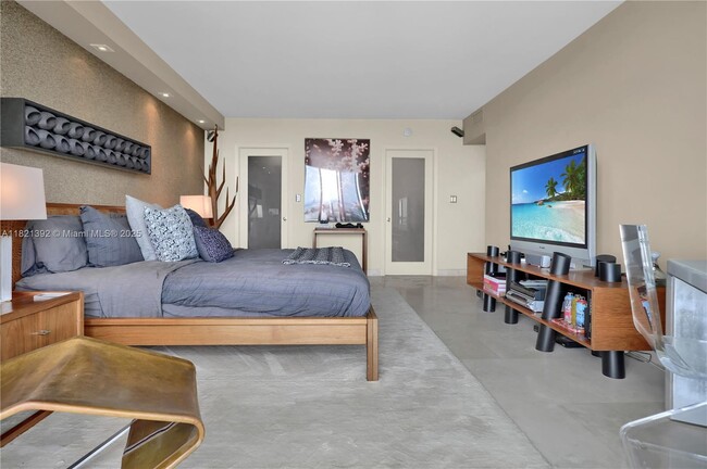 Building Photo - 5600 Collins Ave