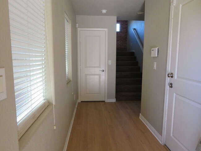 Building Photo - CLEAN AND READY TO MOVE IN