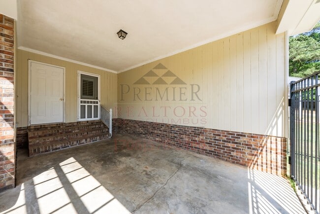 Building Photo - 7005 Robin's Nest Dr