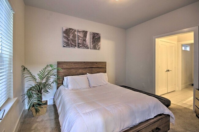 Building Photo - 2107 Stuart St