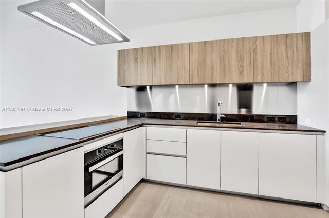 Building Photo - 1000 Brickell Plz