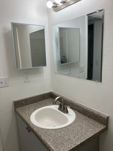 Building Photo - 2832 N Sparkman Blvd