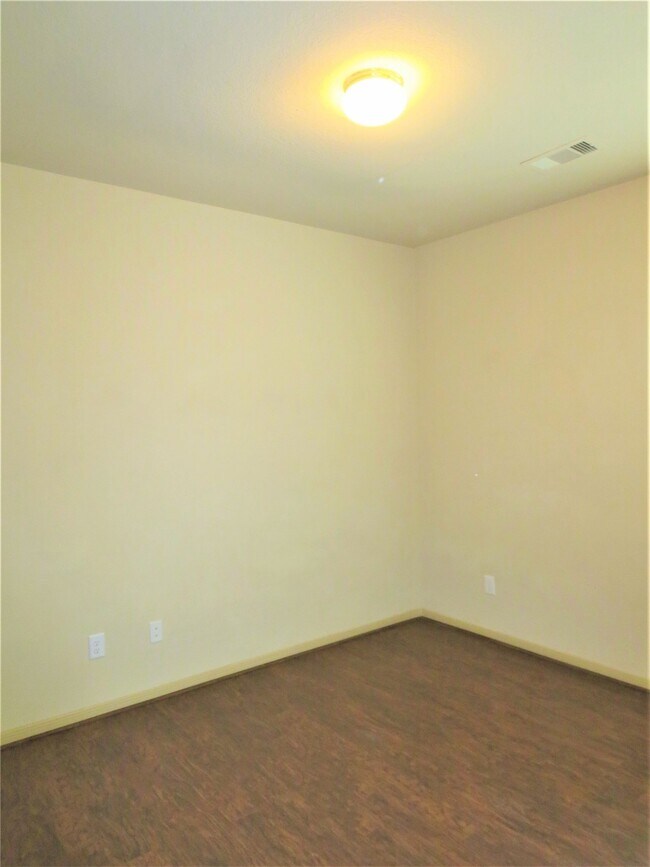 Building Photo - 18911 Cove Mill Ln