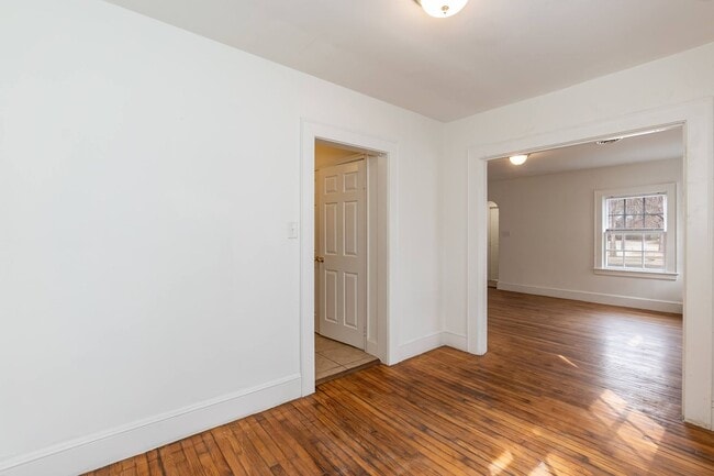 Building Photo - 3 Bed/2 Bath with a great back yard!