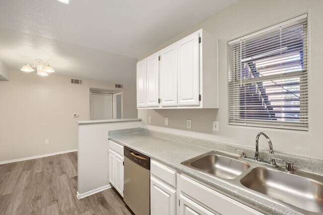 Building Photo - 555 E Silverado Ranch Blvd