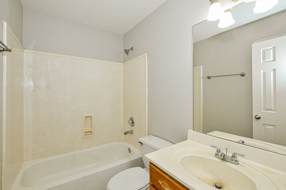 Building Photo - 1550 Far Dr