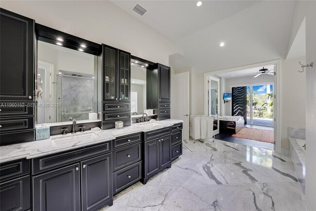 Building Photo - 520 N Pkwy