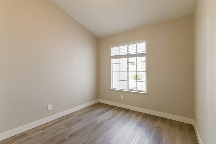 Building Photo - 801 Zinnia Cir