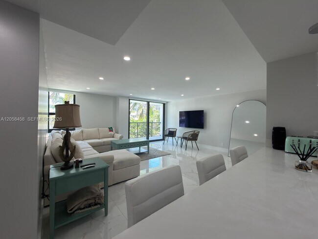 Building Photo - 1800 Collins Ave