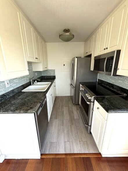 Building Photo - 2308 Schader Dr