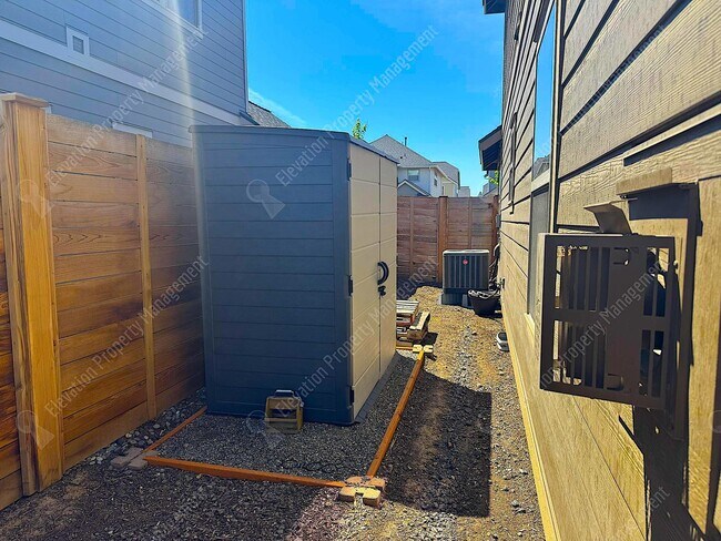 Building Photo - 4BR - 2.5 BA SE Bend home in great neighborhood with park and pool!