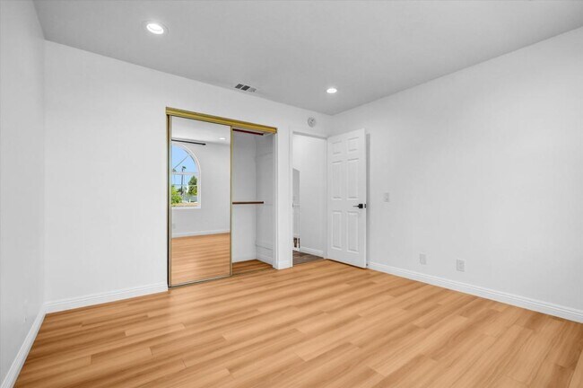 Building Photo - 331 Ogle St
