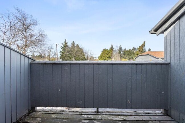 Building Photo - Affordable Comfort! Spacious 2-Bedroom Apa...