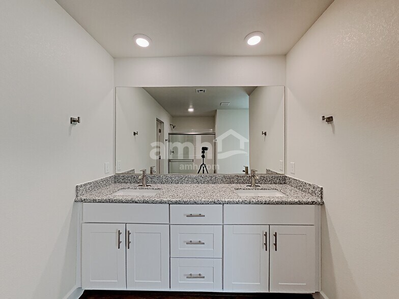 Building Photo - 1905 Viaggio Ave