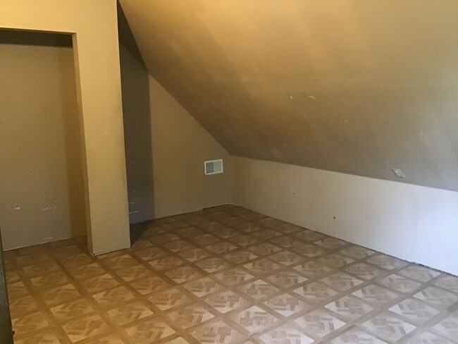 Building Photo - 5 bedroom 2 bathroom single family home wi...