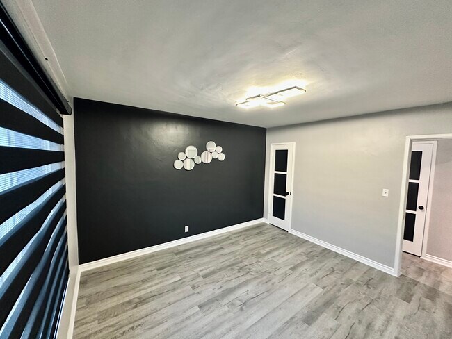 Building Photo - 1220 N Cordova St