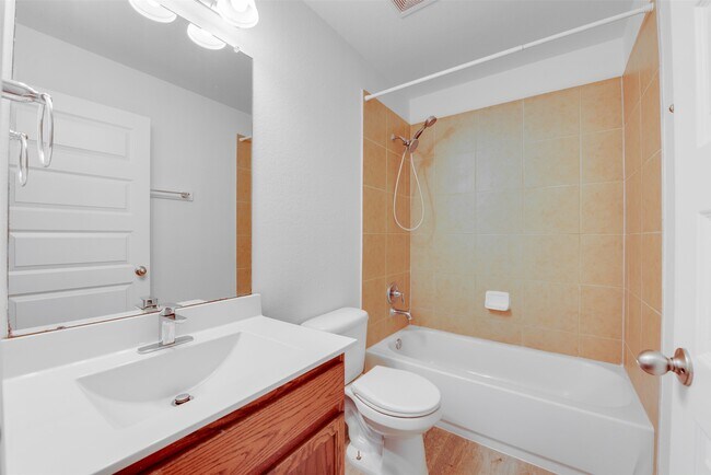 Building Photo - 2410 Lakecrest Town Dr