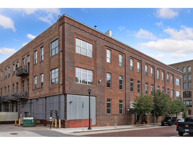 Building Photo - 801 N Washington Ave