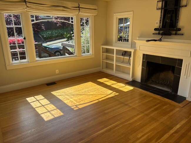 Building Photo - Fabulous Private Home Near Mills!