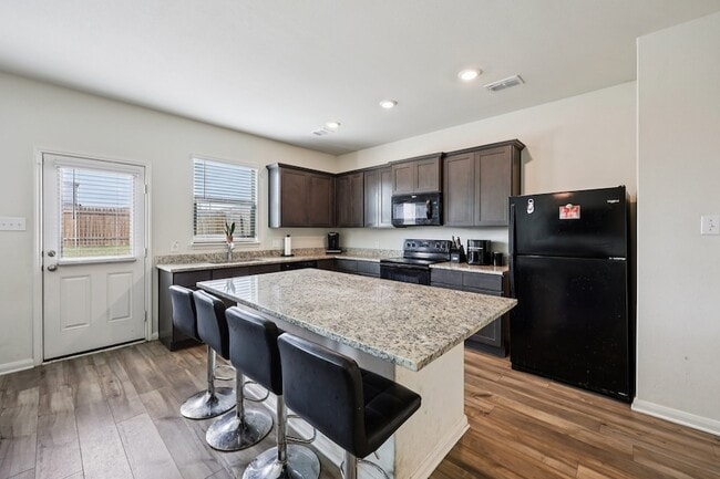 Building Photo - 1927 Churchill Downs Dr