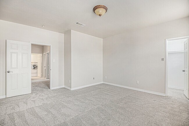 Building Photo - 605 Port Royale Way