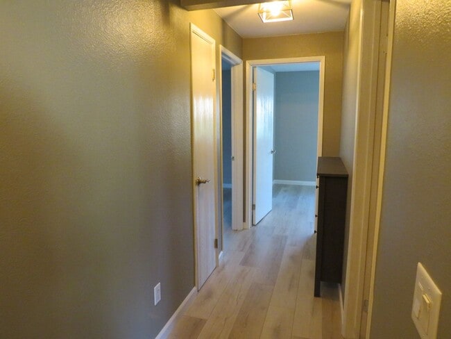 Building Photo - Juanita Townhome in Westwood Village ** 2bed/1.5 bath corner unit with Nice Private Backyard  $21...