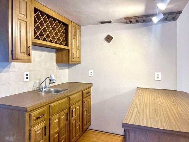 Building Photo - Effortless Living in a Beautifully Modernized Space!