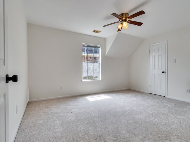 Building Photo - 1127 Gloria Ct
