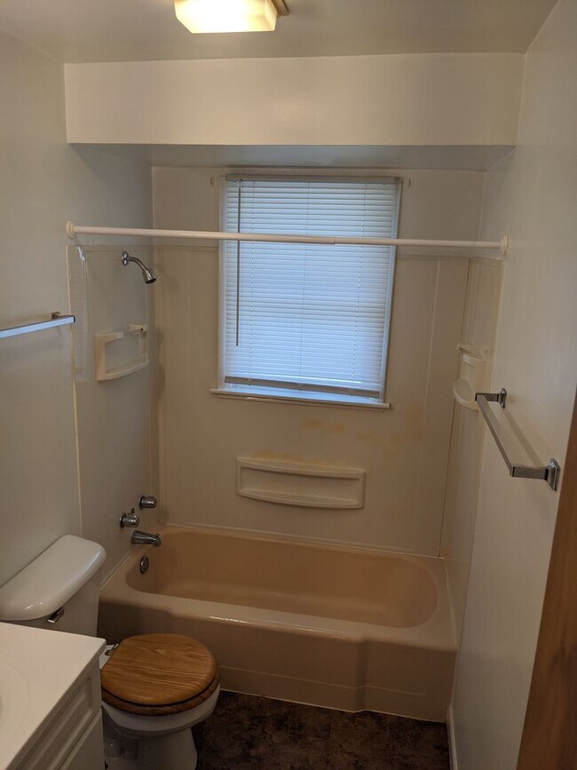 Building Photo - 1807 Lynwood Dr