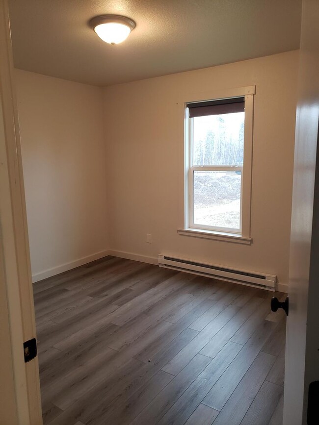 Building Photo - Recently Remodeled 1 Bedroom Apartment