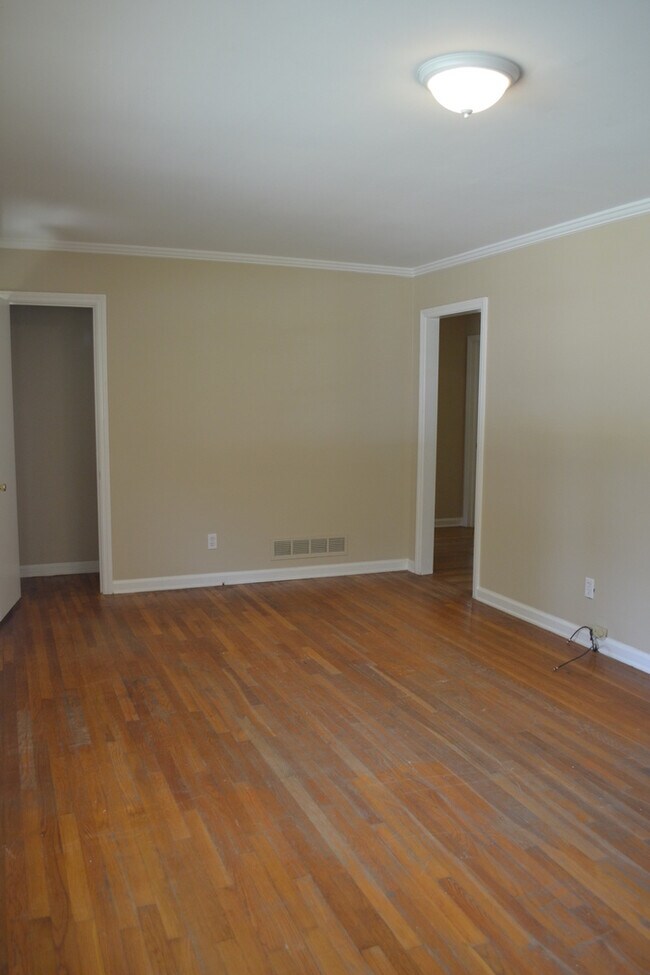 Building Photo - 3BR/1Bth with Covered Patio and Large Stor...