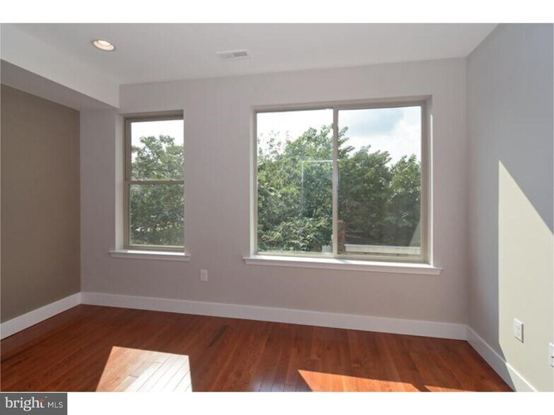 Building Photo - 1206 S 17th St