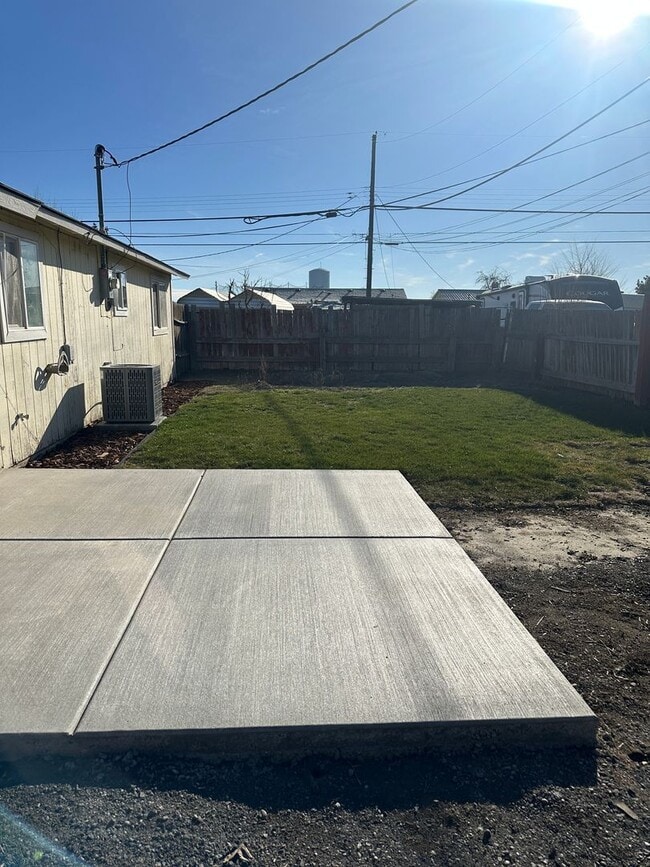 Building Photo - Fully Remodeled Home, Move In Ready! Pet considered with approved application.