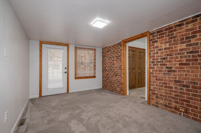 Building Photo - 87 E Hill St