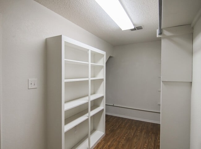 Building Photo - 1460 Stewart Dr