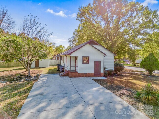 Building Photo - 7605 Bramblewood Dr