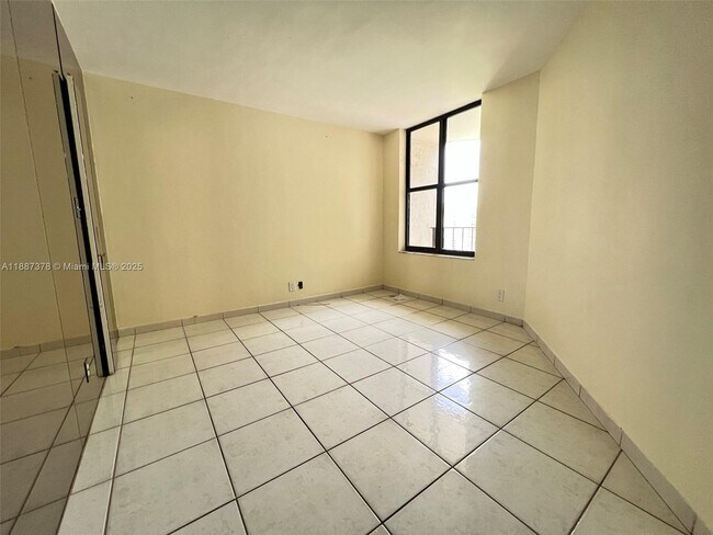 Building Photo - 18181 NE 31st Ct