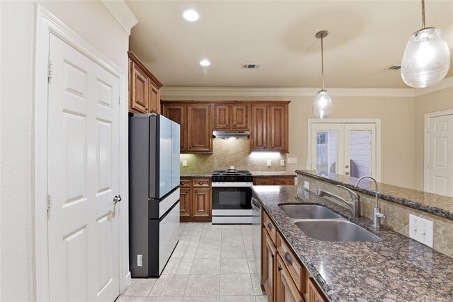 Building Photo - 415 San Julio St