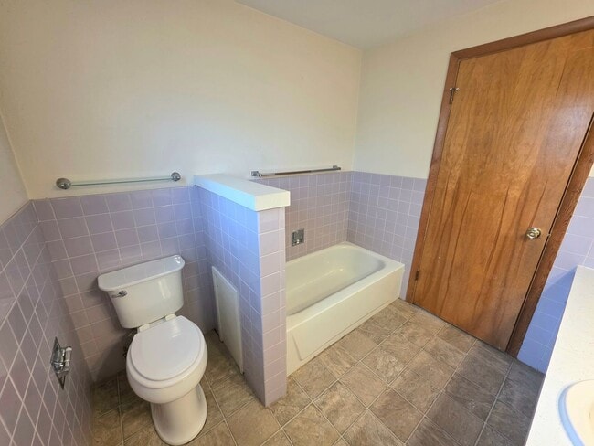 Building Photo - 3 Bedroom, 2 Bath House on Brink Avenue