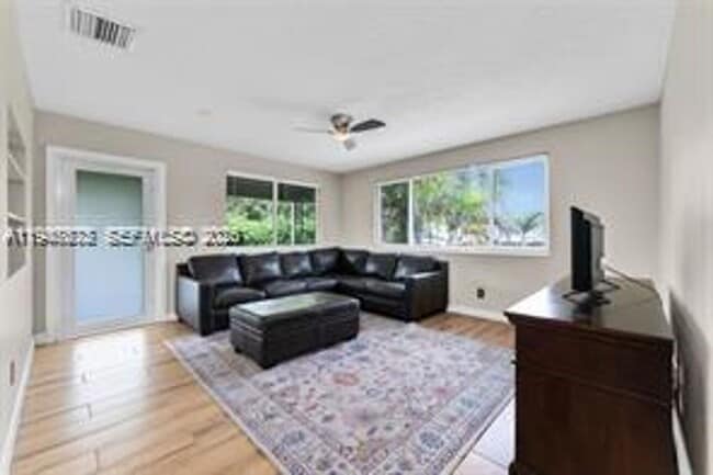 Building Photo - 1532 NE 39th St