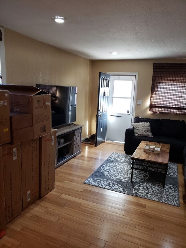 Building Photo - Stylish & Spacious 3-Bedroom Home with Off...